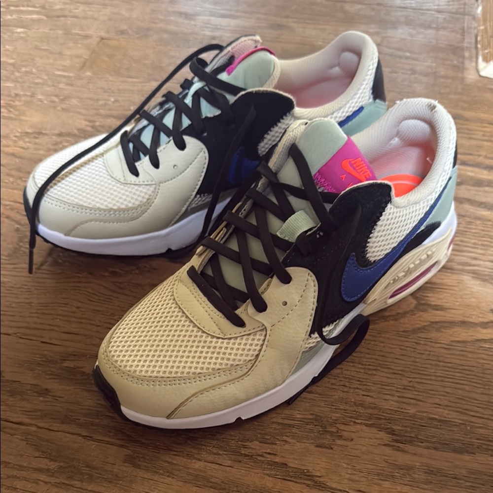 Nike Air Max Excee Women’s Sneaker size 7.5 (fits an 8)